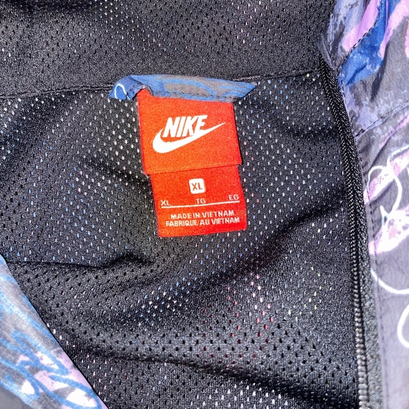 Nike Girls All Over Print Windrunner Size XL - Picture 3 of 3